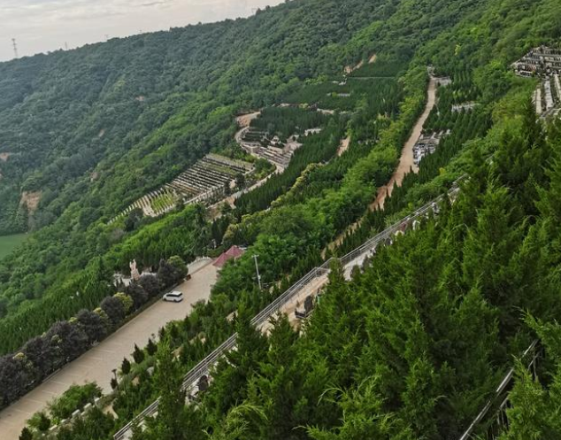 西安高橋墓園位于西安市灞橋區(qū)鯨魚溝風(fēng)景區(qū)